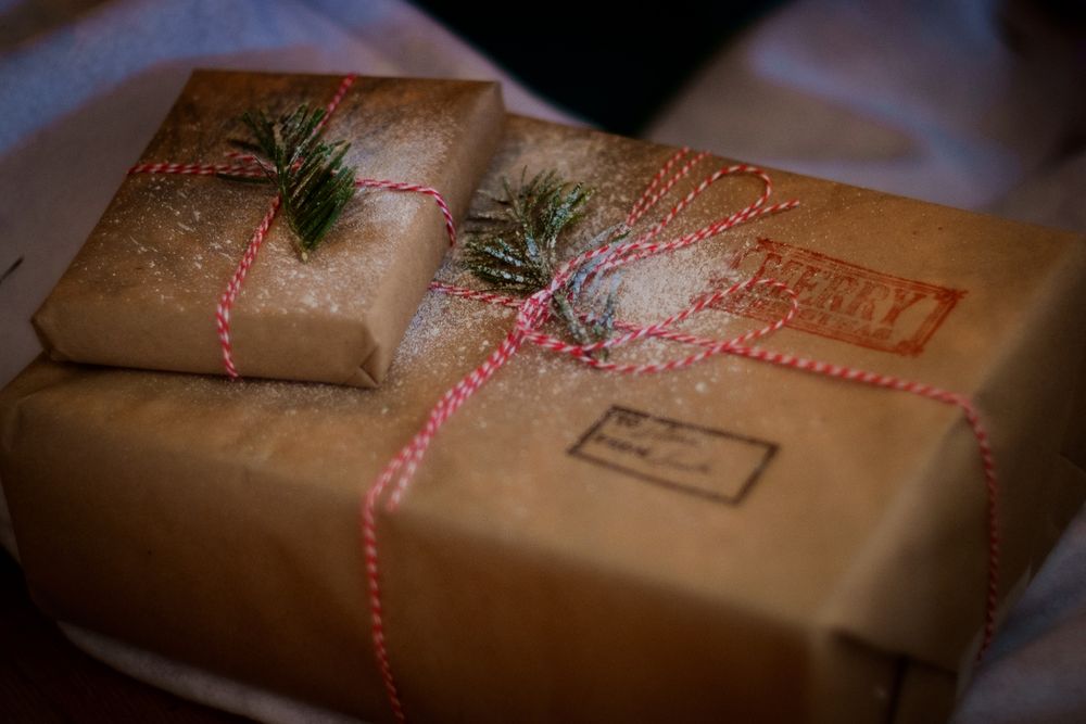 Что подарить близкому человеку на Новый Год — варианты подарков