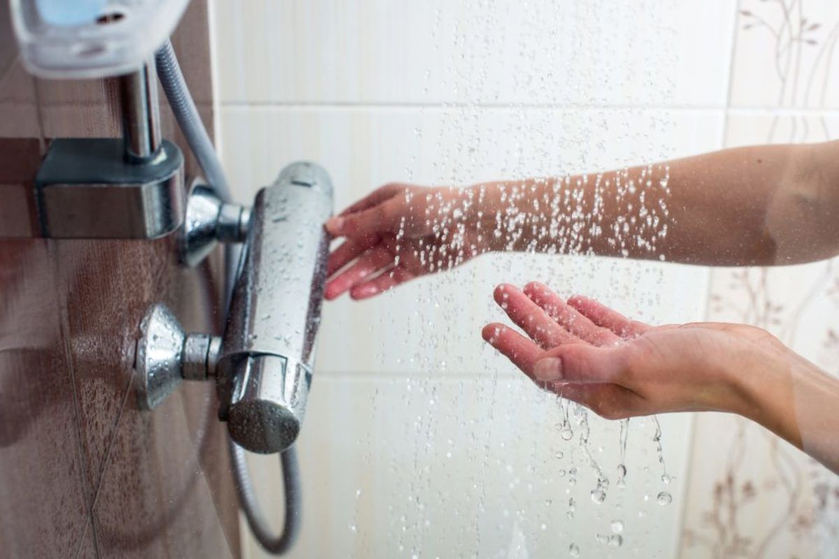 Контрастный душ: как правильно принимать и какая польза и вред