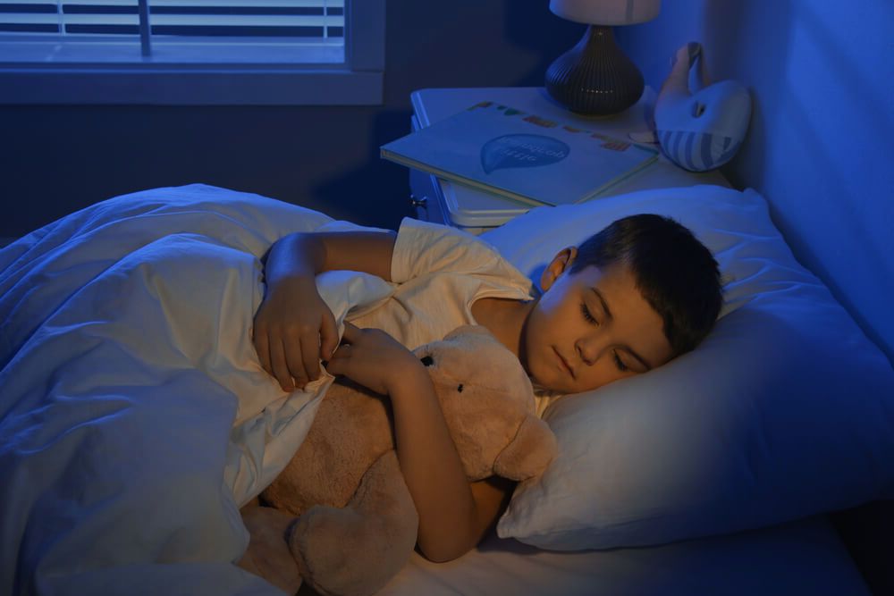 Почему ребенок вздрагивает во время сна