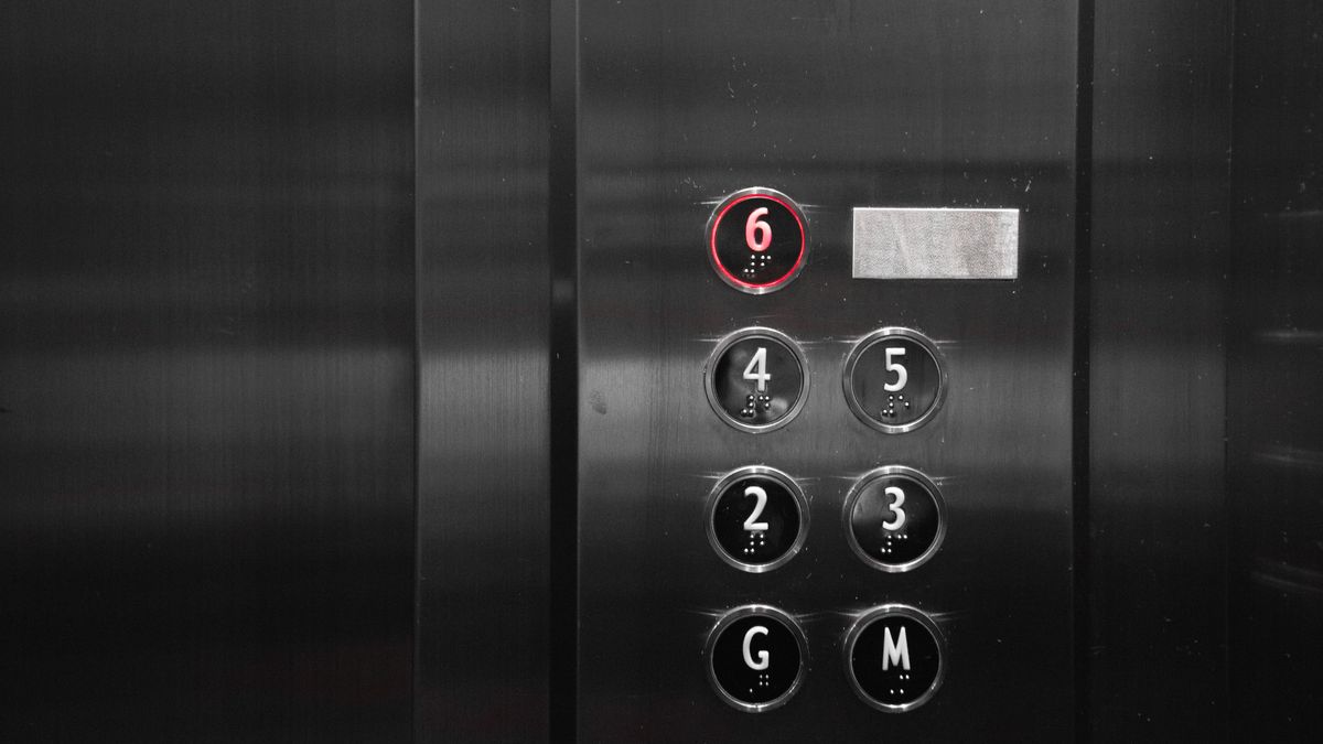 Хто першим входить в ліфт: чоловік чи жінка?