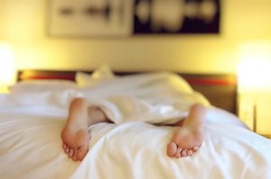 Як потрібно спати: з подушкою чи без