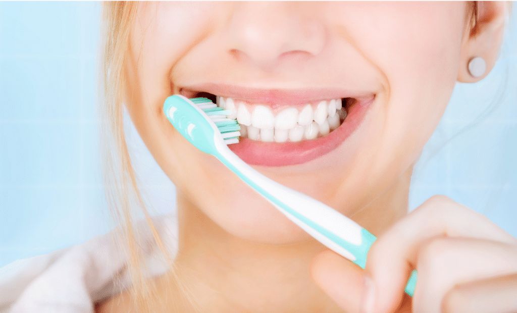 Чистить зубы до или после еды: что лучше?