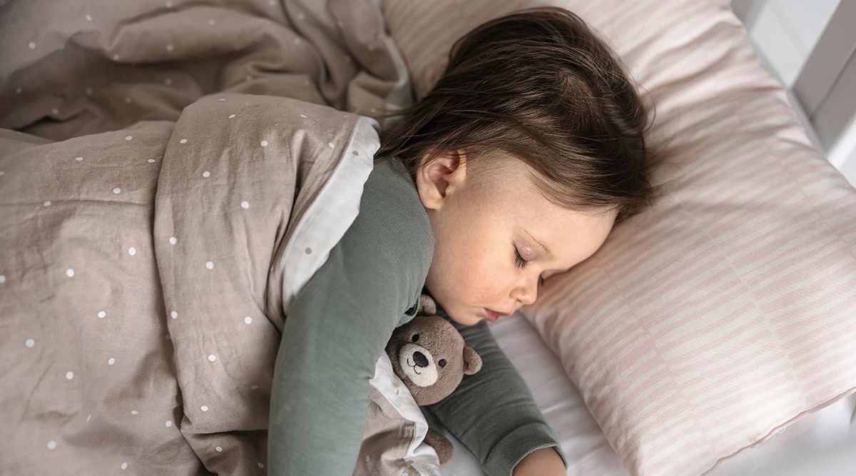 Как лучше спать ребенку: с подушкой или без