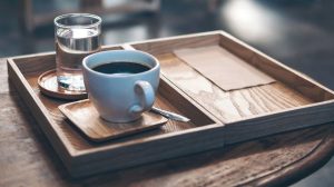 Навіщо подають склянку води до кави: вплив і традиції