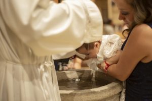 Крещение ребенка: что делает крестная мама во время обряда?