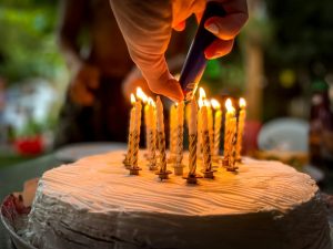 Чому не можна задувати свічки на торті у свій день народження?