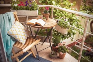 Сніданок на балконі: як створити атмосферу європейської тераси