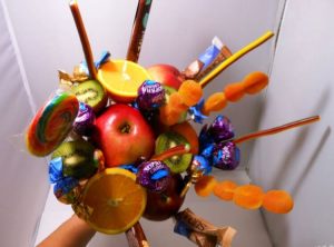 Як покроково зробити букет з фруктів і цукерок своїми руками