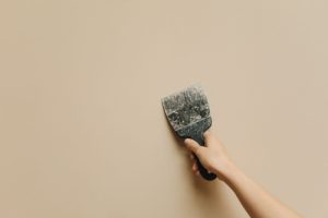 Шпатель для рідких шпалер: вибір інструменту та техніка нанесення